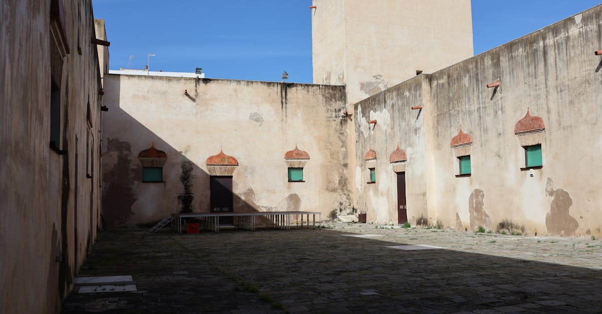 Old courtyard with weathered walls in San Fernando, Andalucía, showcasing heritage architecture.